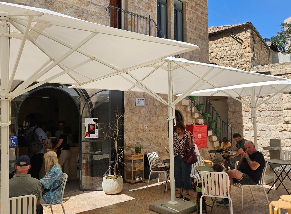 Un café juif messianique à Jérusalem renonce finalement à rester ouvert durant le Sabbat