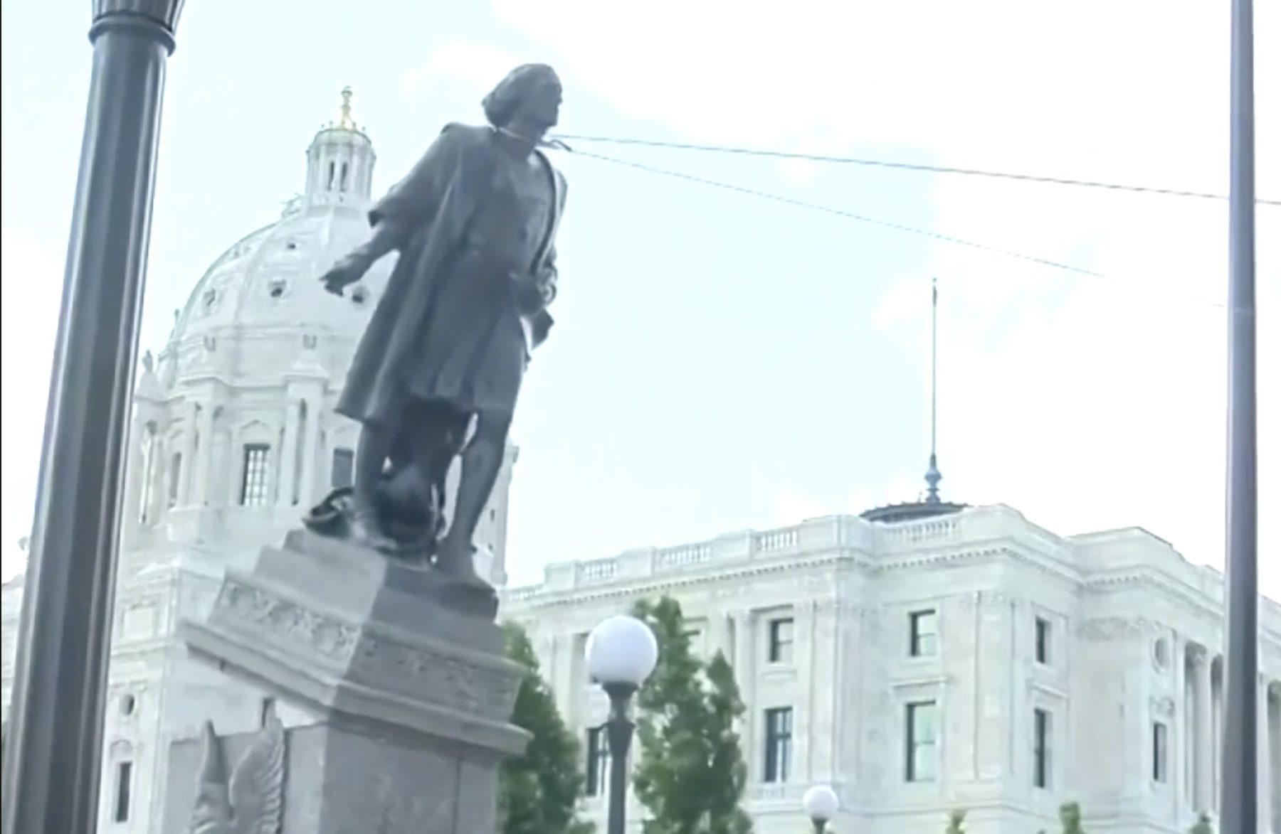 Un groupe de manifestants a fait le 10 juin une statue de l’explorateur italien Christophe Colomb à Saint Paul, au Minnesota