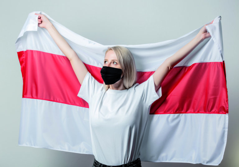Femme masquée avec le drapeau national du Bélarus sur fond blanc