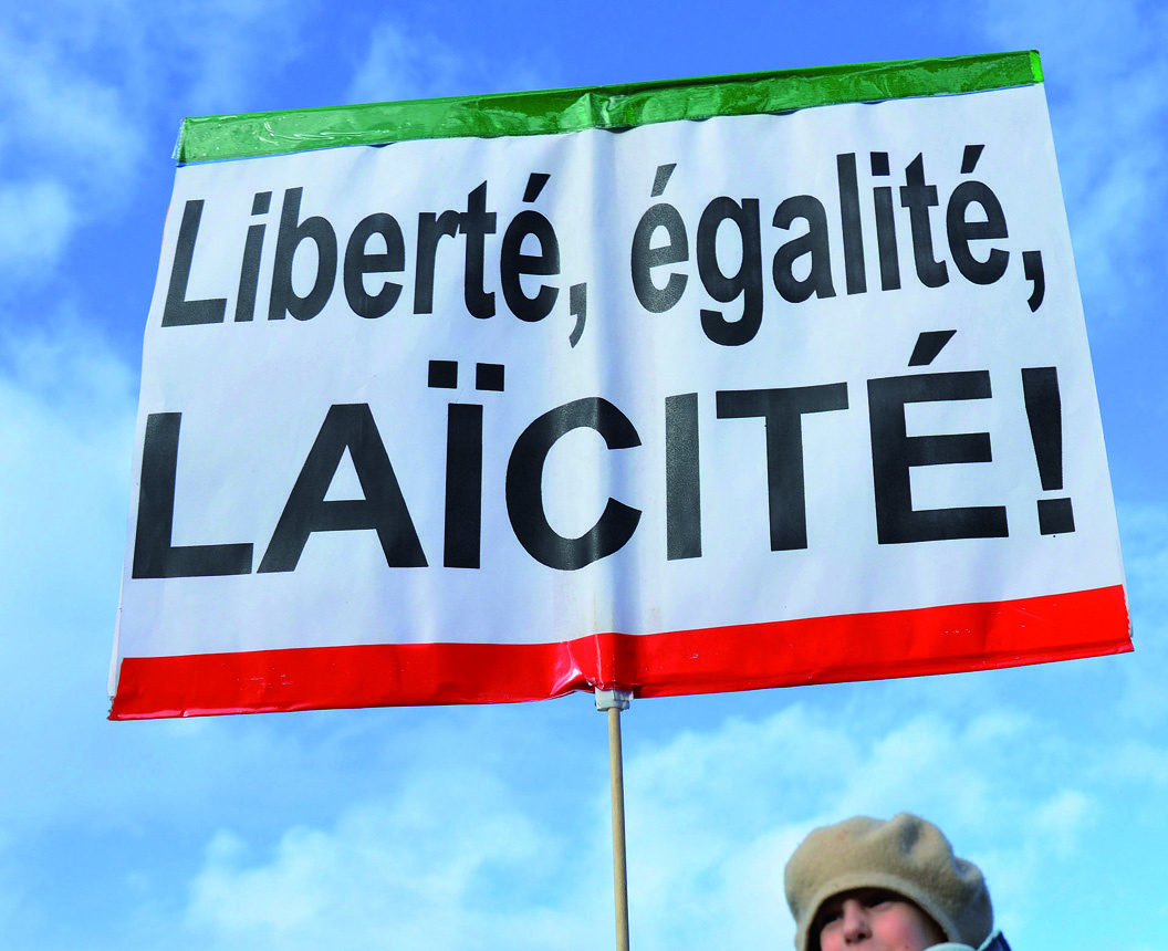 Une pancarte avec inscrit : Liberté, égalité, laïcité !