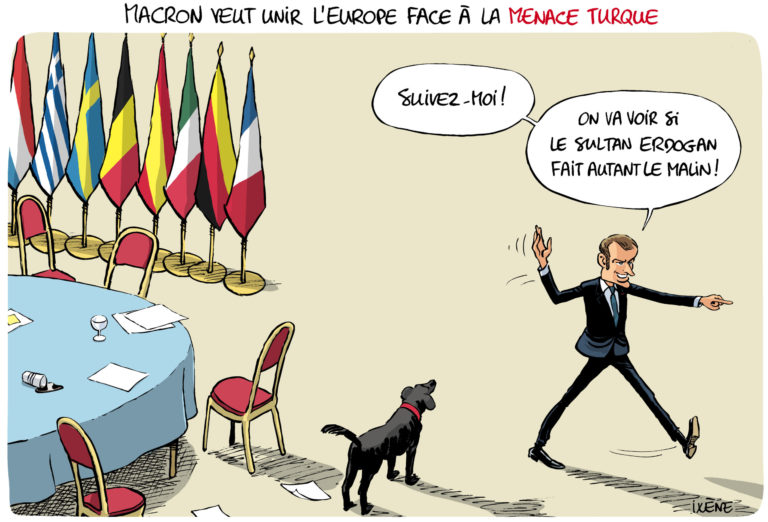 Emmanuel Macron en train d'encourager les dirigeants européens à le suivre dans la lutte contre la Turquie d'Erdogan. Sauf que la table est vide et le président français est seul