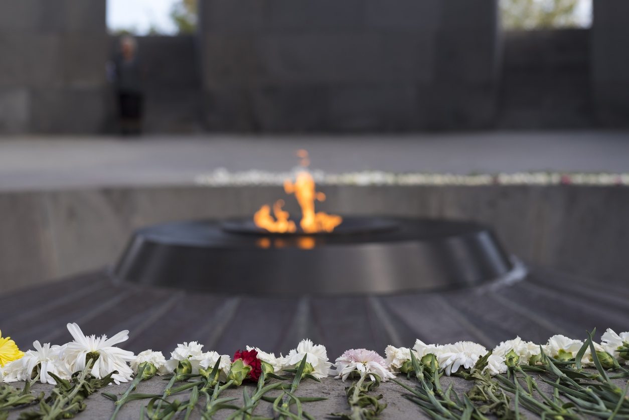 Des fleurs disposées un rang face à la flamme perpétuelle au Mémorial du génocide arménien à Erevan en Arménie