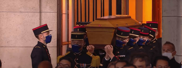 Cérémonie en hommage au professeur assassiné le 21 octobre. Entrée du cercueil de Samuel Paty dans la cour de la Sorbonne.