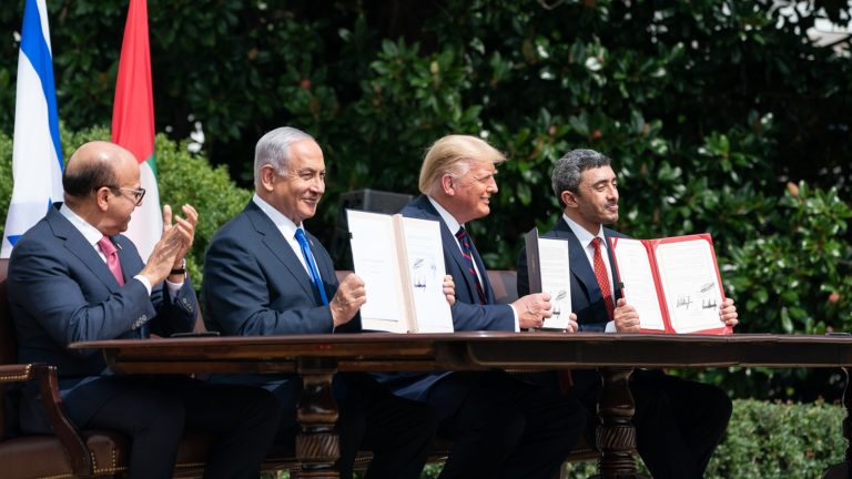 De gauche à droite, le ministre des Affaires étrangères du Bahreïn, Dr. Abdullatif bin Rashid Al-Zayani, le Premier ministre israélien Benjamin Netanyahu, le président des Etats-Unis Donald Trump et le ministre des Affaires étrangères des Emirats arabes unis, Abdullah bin Zayed Al Nahyan