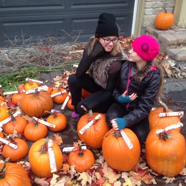 Ayant reçu une quarantaine de courges d’un magasin local, Anouchka et les siens les ont offertes à leurs voisins avec un message de joyeuse Thanksgiving