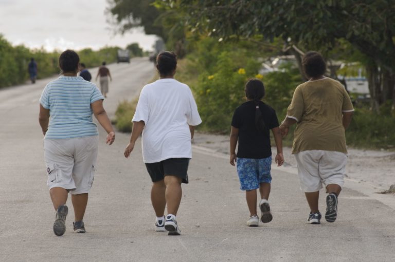 Autour de l’aéroport de Nauru, des habitants de l’île participent à une marche contre le diabète et en faveur de la forme physique.