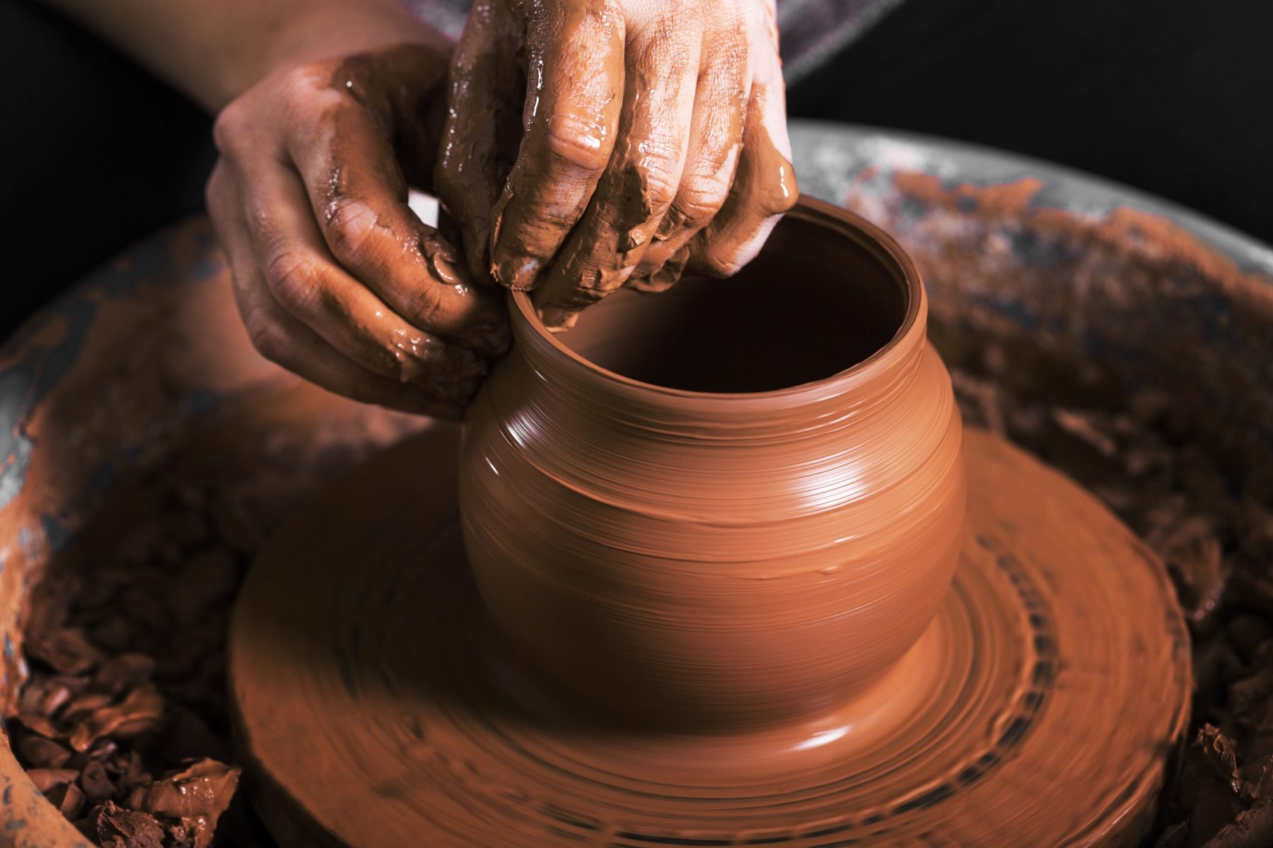 Les mains d'un potier fabriquant un vase