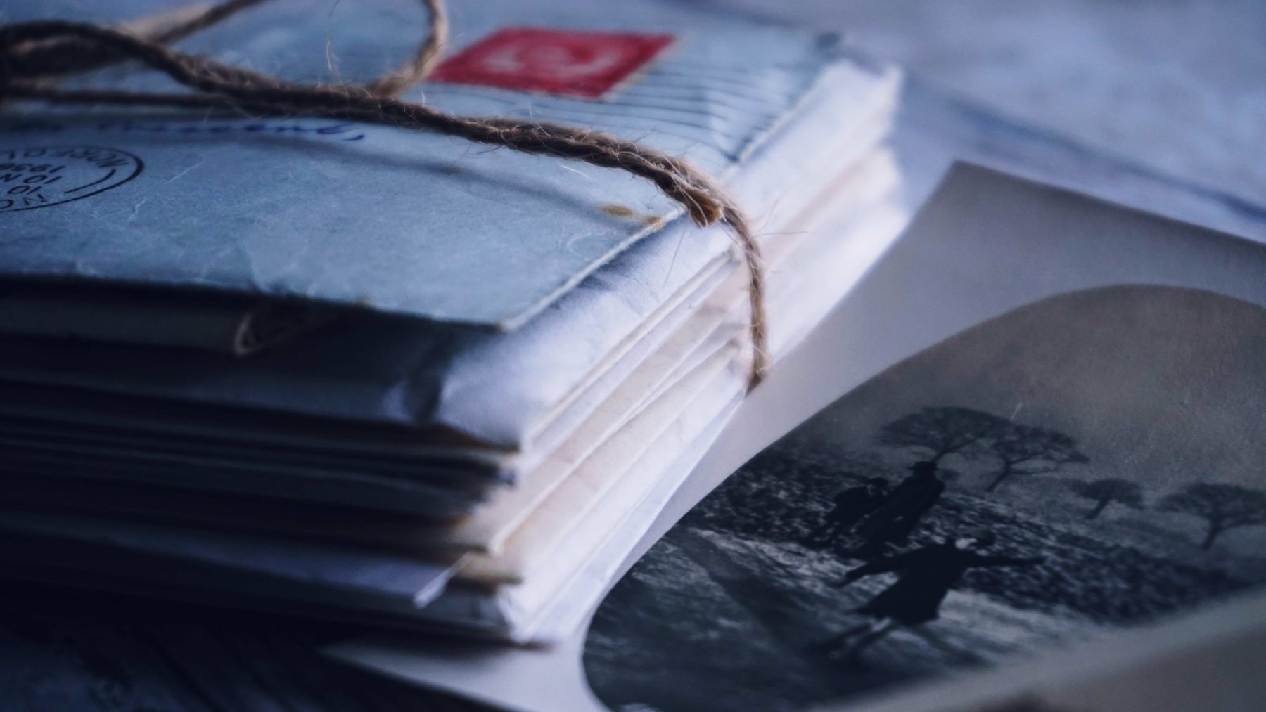 Piles de lettres sur un bureau