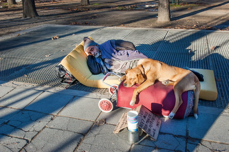 Un sans-abris dans la rue avec son chien. Photo d'illustration