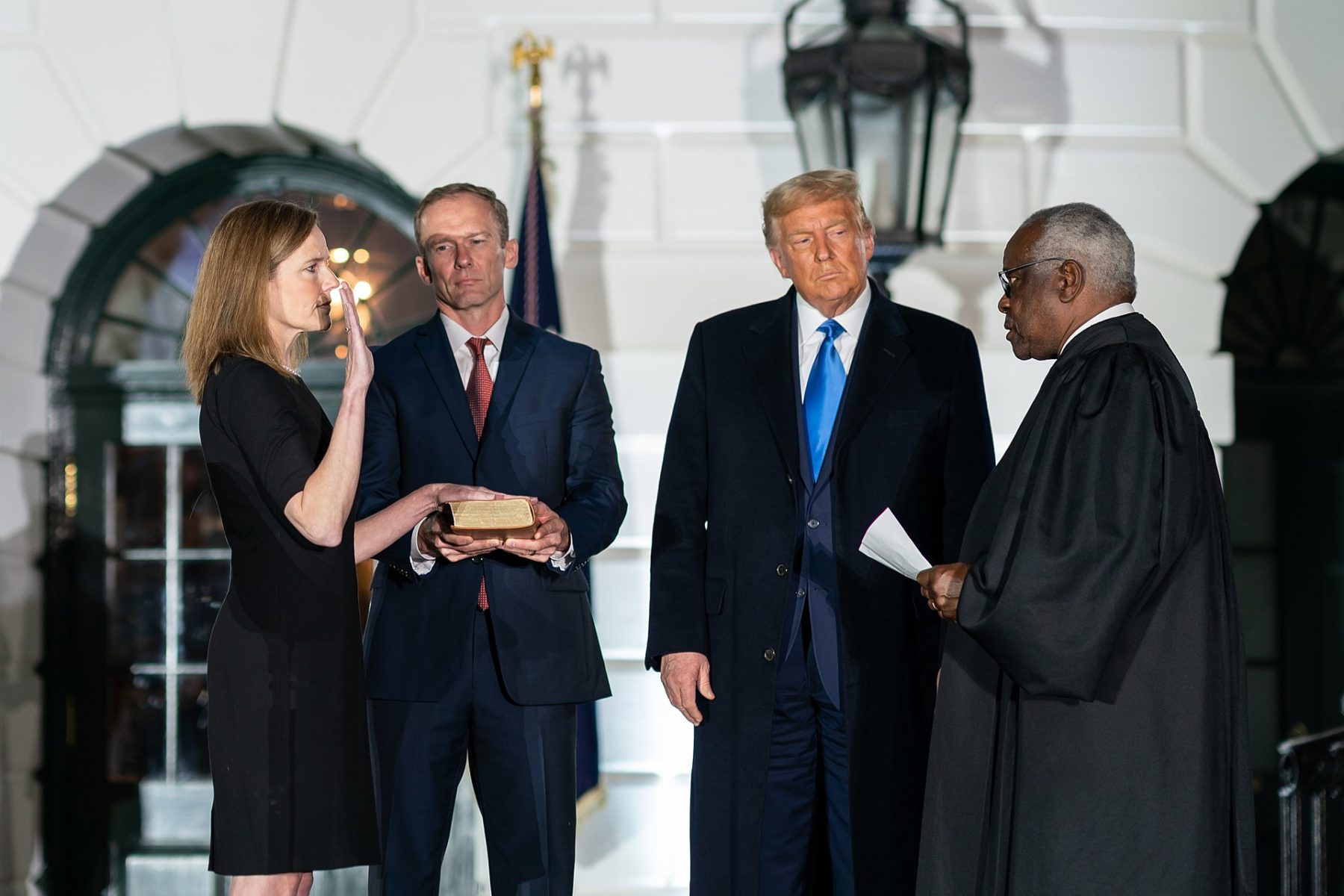Investiture d’Amy Coney Barrett le 26 octobre à la Maison Blanche, en présence du Président Donald Trump et du juge Clarence Thomas.