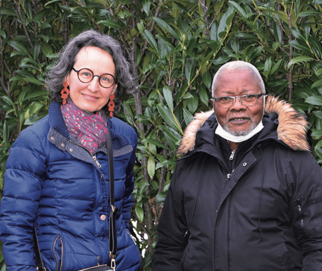 Liliane Favarger et Felix Mbayi Kalombo, bénévoles pour amener des invendus aux nécessiteux.