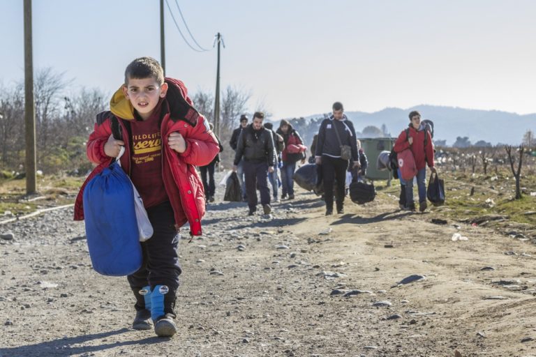 Des réfugiés traversant la frontière entre la Grèce et la Macédoine du Nord en décembre 2015.