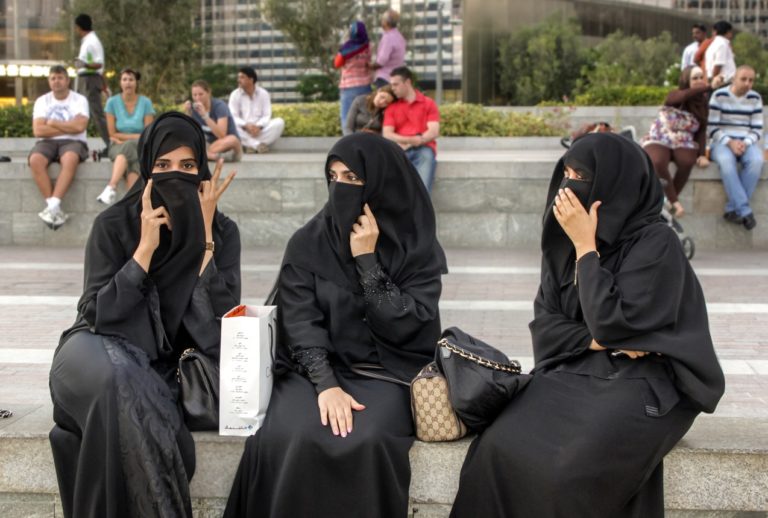 Trois femmes portant le niqab