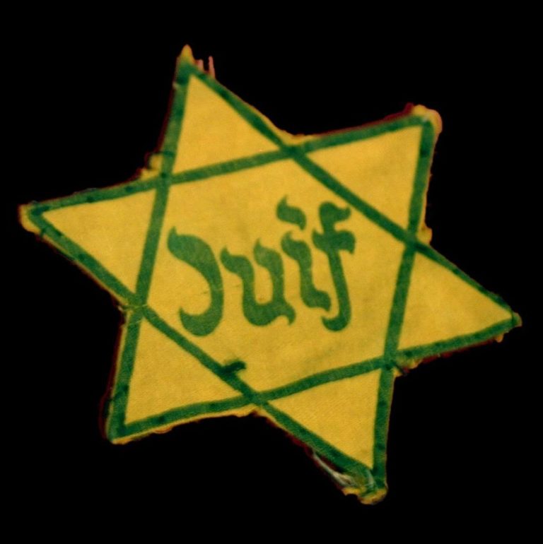 L'étoile de David, jaune avec écrit “Juif“ en vert au milieu