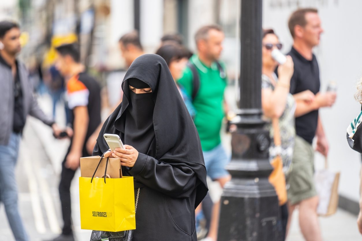 Une femme musulmane à Londres portant un niqab