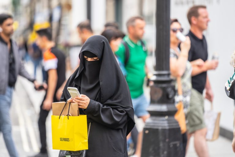 Une femme musulmane à Londres portant un niqab