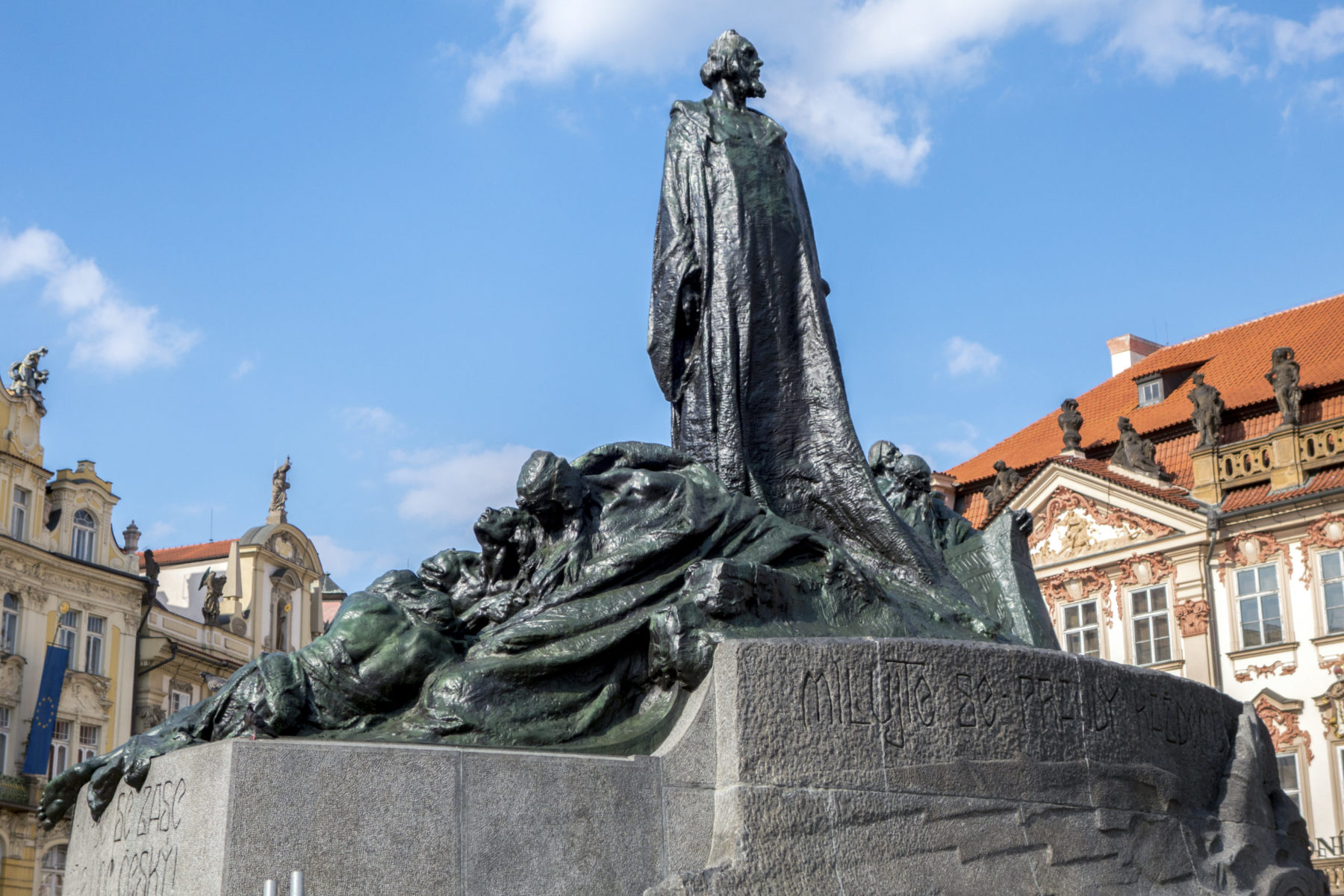 Le mémorial dédié à Jan Hus ou Jean Huss, sur la place de la Vieille-Ville à Prague, inauguré en 1915 pour le 500e anniversaire de sa mort.