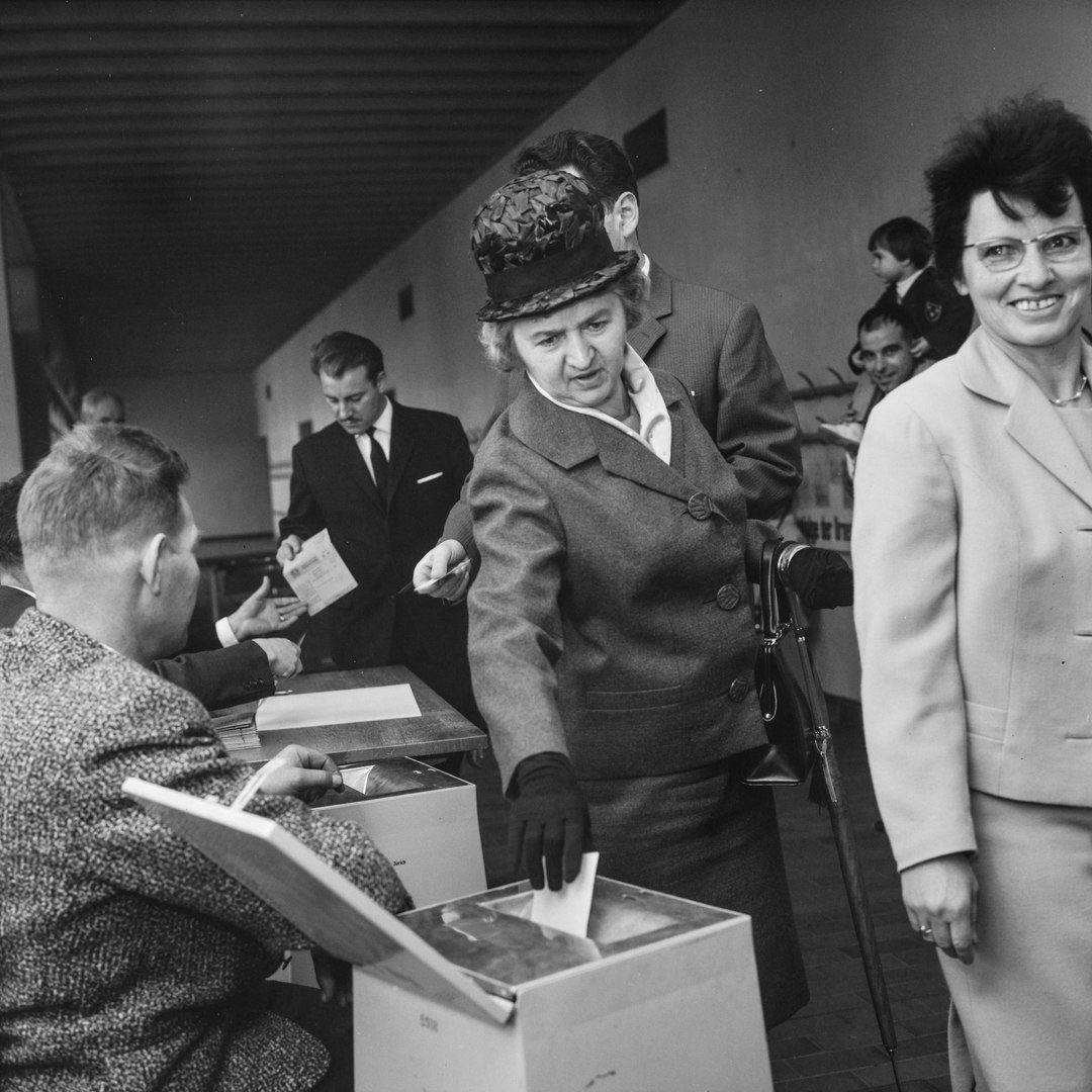 Premier vote ouvert aux femmes dans le canton de Zurich, en 1964. Le scrutin portait sur une question religieuse4 ; les femmes ont obtenu le droit de vote en novembre 1970 dans le canton de Zurich.