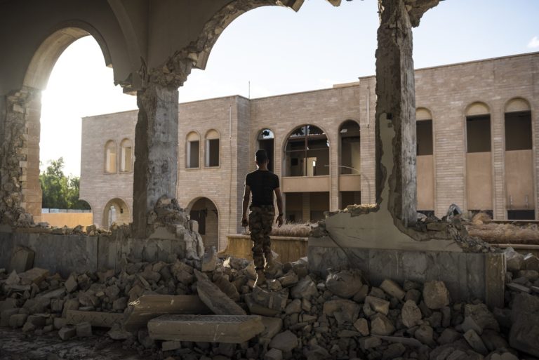 Mai 2017 - Un Irakien marche dans les décombres de l'église Saint-Ephraïm, une église syriaque orthodoxe de Mossoul, très endommagée, des mois après que cette partie de Mossoul a été reprise à l'Etat islamique.