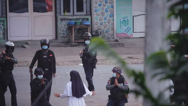 Les images de la sœur catholique Ann Rose Nu Twang, à genoux devant les soldats et leur demandant d’épargner les manifestants (photo), début mars, ont rappelé qu’il y a une présence chrétienne au Myanmar (synonyme de Birmanie).
