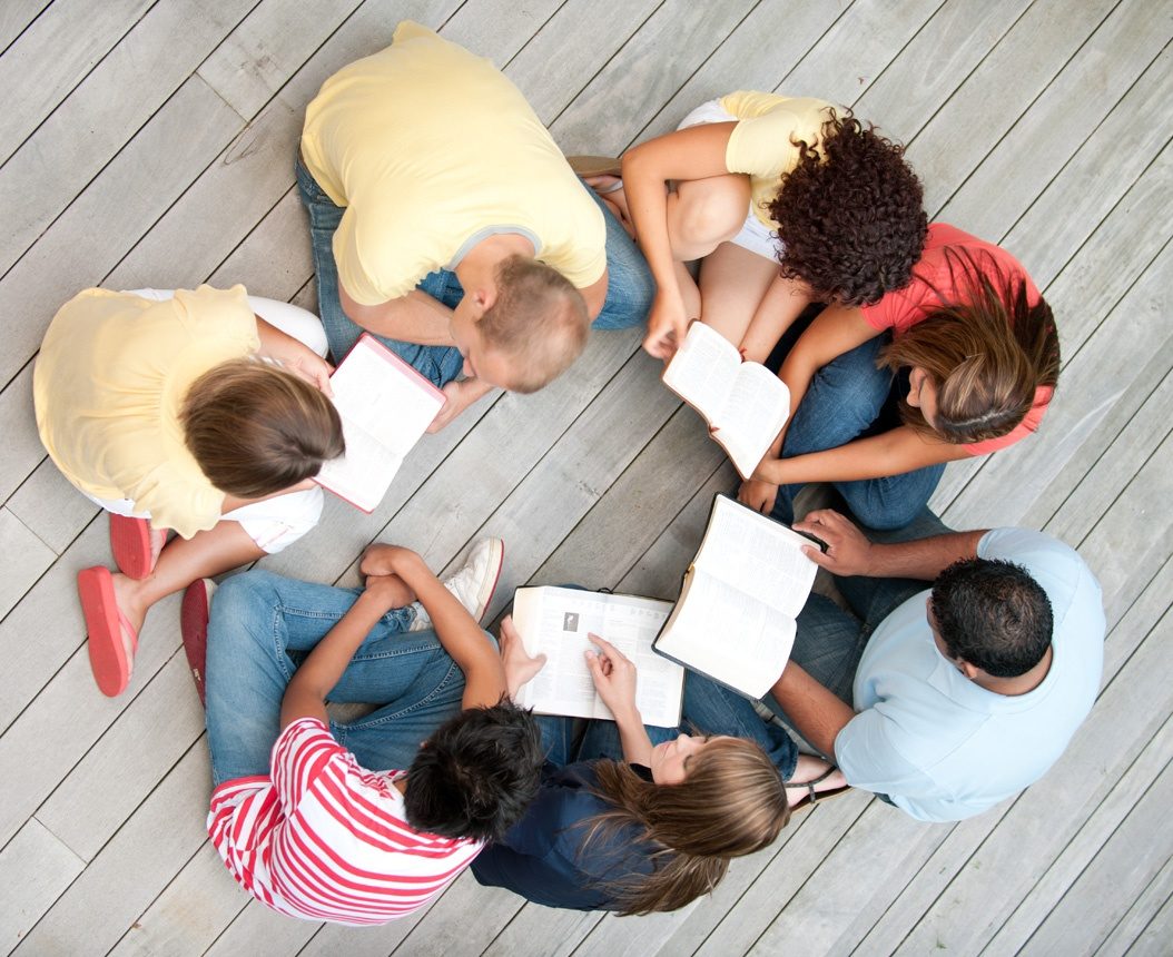 Un groupe de jeunes adultes étudiant la Bible en cercle