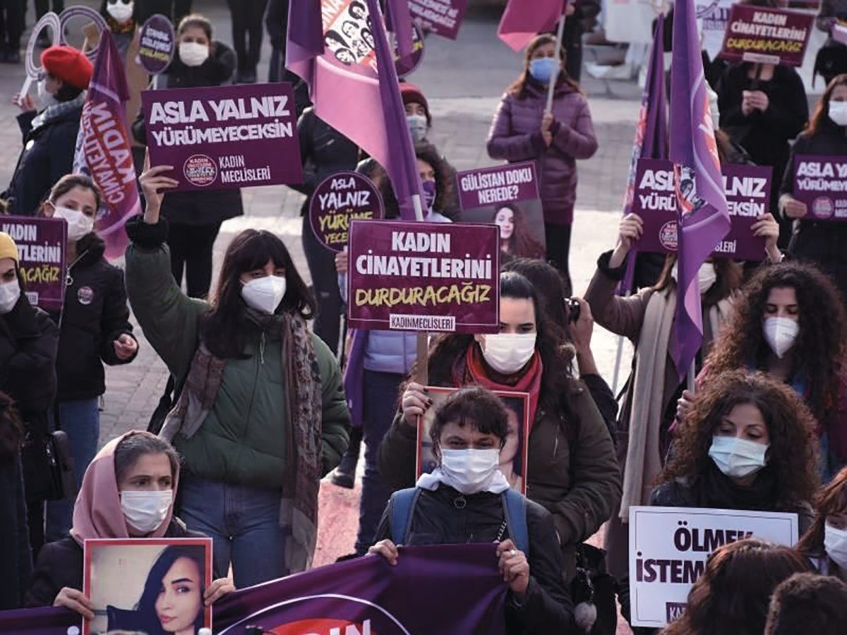 Des manifestantes stambouliotes expriment leur colère face à la décision du président de retirer le pays d’un traité international contre les violences faites aux femmes.