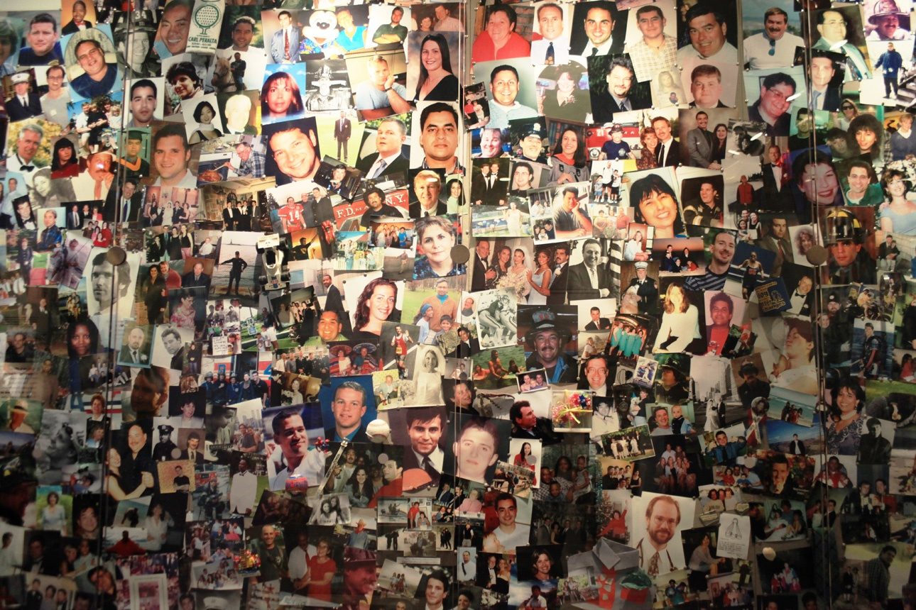"New York, États-Unis - 7 décembre 2009 : Gros plan sur les victimes des tours jumelles, mur de photos au World Trade Center Museum."