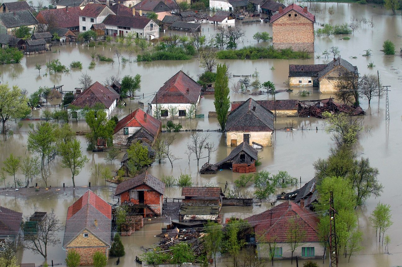 Vue aérienne d'un quartier pavillonnaire inondé