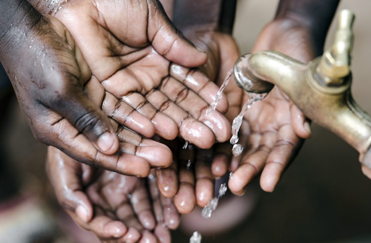 La pénurie d'eau touche encore un sixième de la population de la Terre. Les enfants africains dans les pays en développement souffrent le plus de ce problème, qui provoque la malnutrition et des problèmes de santé.