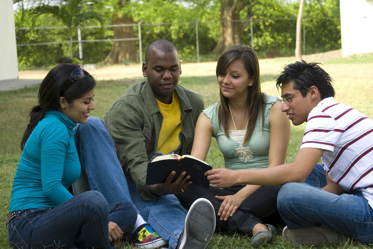 Des amis étudiant la Bible ensemble