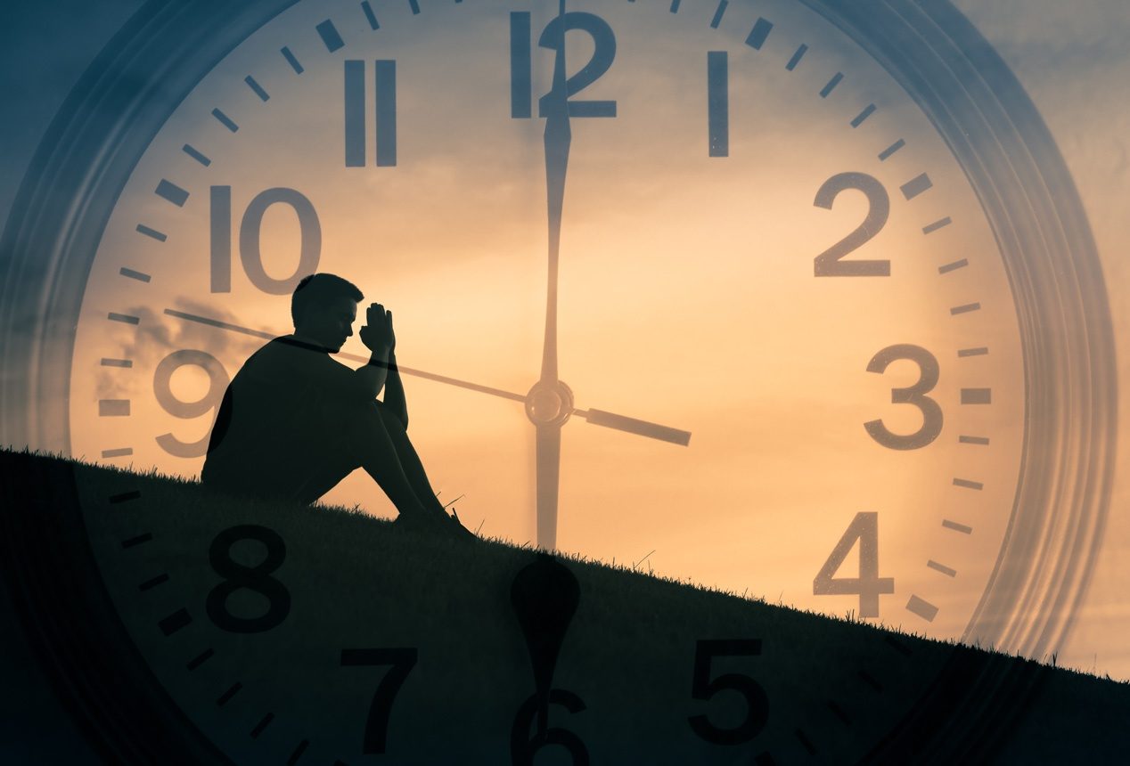 Double exposition d'un jeune homme priant à l'extérieur avec une horloge en arrière-plan.