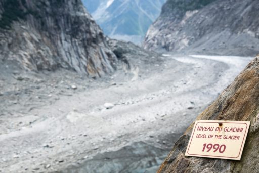 Panneau indiquant le niveau du glacier La Mer de Glace en 1990, à Chamonix dans le Massif du Mont-Blanc