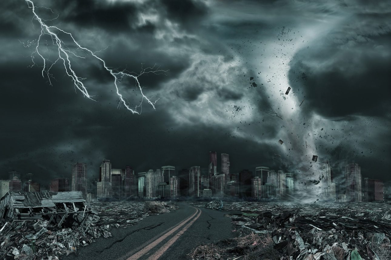 Une représentation cinématographique de la destruction détaillée d'une tornade ou d'un ouragan sur son chemin vers une ville fictive avec des débris volants et des structures qui s'effondrent.