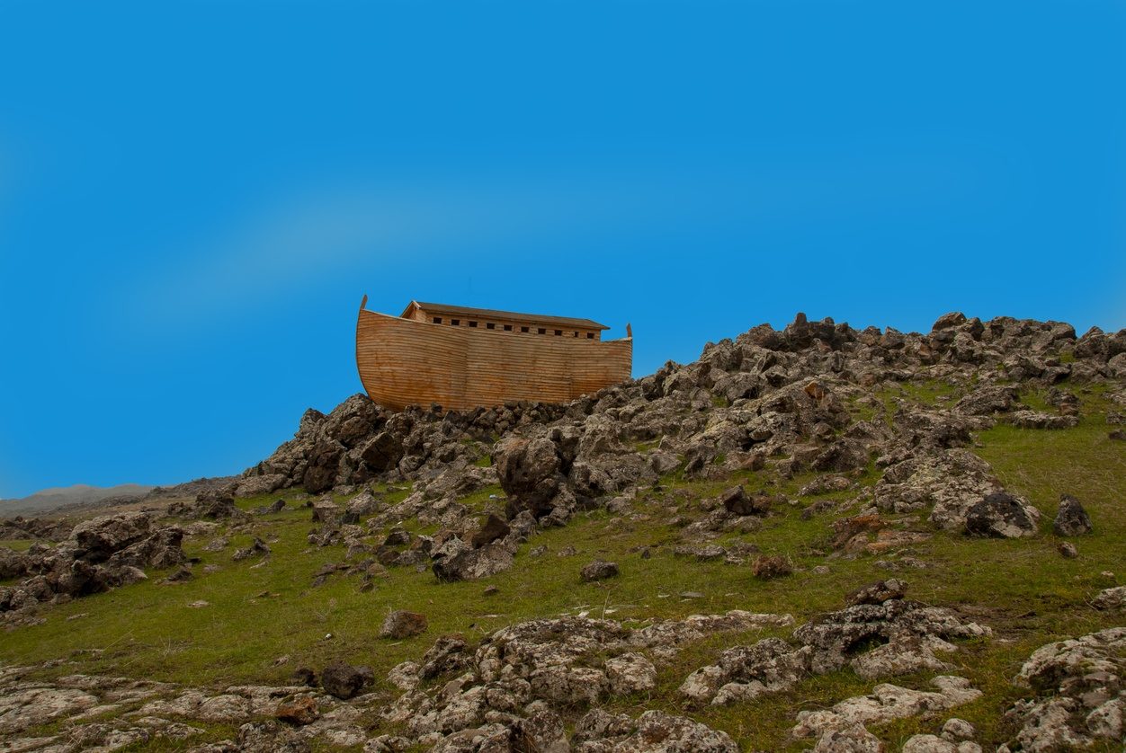 L'Arche de Noé amarrée en haut d'une montagne