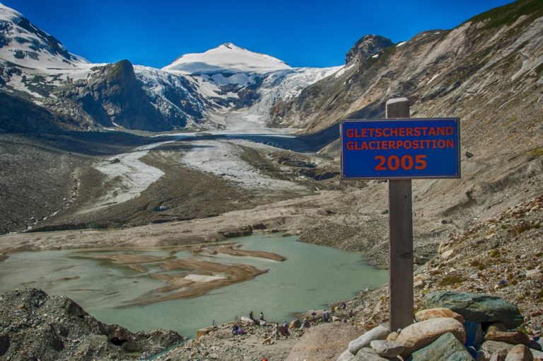 Panneau indiquant la vitesse de fonte du glacier Pasterze, le plus long glacier d'Autriche et des Alpes orientales