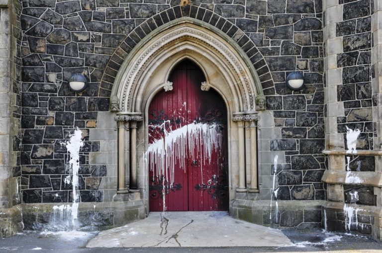 La porte d'une église catholique romaine qui a subi des dommages dus aux bombes à essence et à la peinture lors d'une attaque en Irlande de Nord