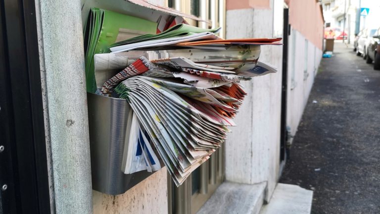 En fin d’année, les boîtes aux lettres débordent souvent de demandes de dons.