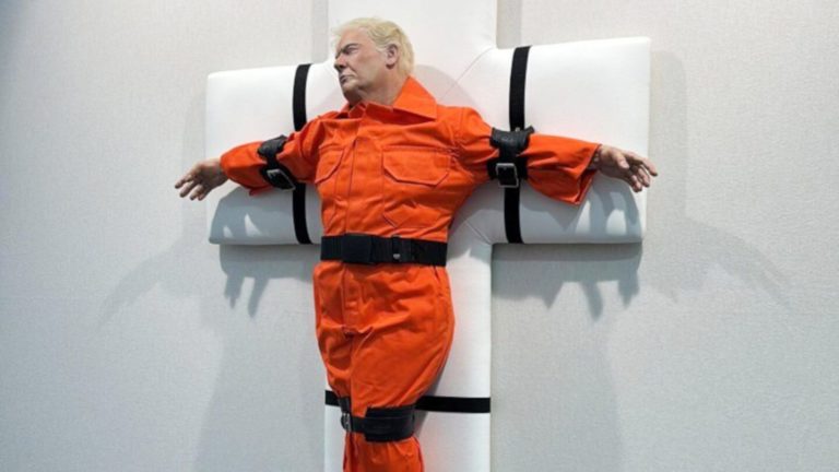 La sculpture «Saint or Sinner?» de Masel Storm, a créé une vive polémique lorsque la gare de Bâle a failli l'exposer.