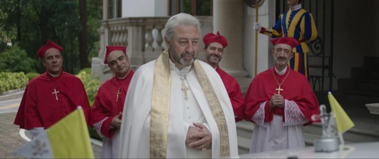 Kad Merad dans le rôle de Papamobile, sosie du pape Barnabé IV dans le nouveau film Papamobile