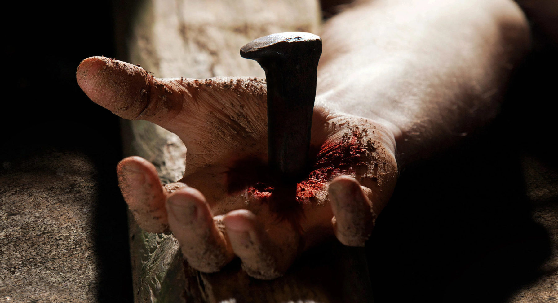 Les mains percées du Christ rappellent sa souffrance et recentrent la foi des croyants dans la Croix.