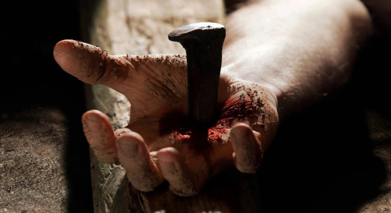 Les mains percées du Christ rappellent sa souffrance et recentrent la foi des croyants dans la Croix.