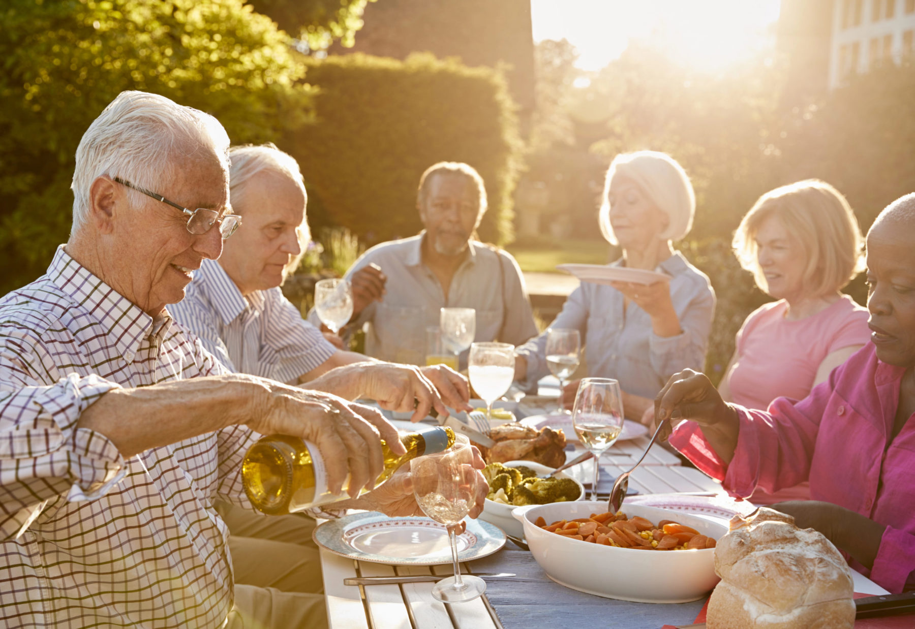 Des personnes heureuses partagent un repas.