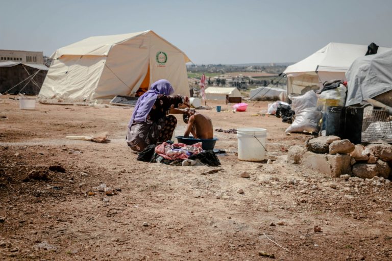 Une femme et son enfant dans un camp de réfugiés en Syrie.