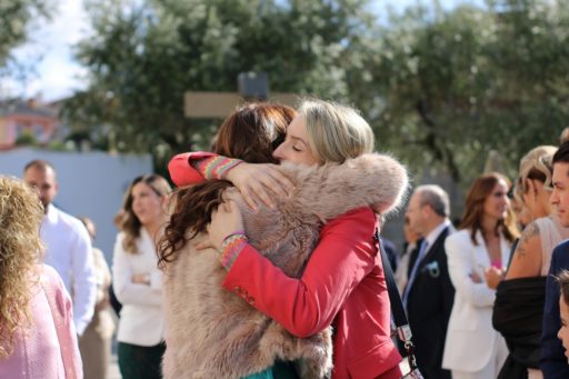 Illustration d’une relation amicale restaurée grâce à la patience et à la foi, mettant en valeur l’amour vrai et la compassion.