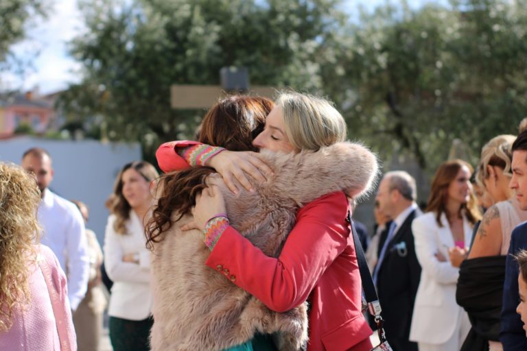 Illustration d’une relation amicale restaurée grâce à la patience et à la foi, mettant en valeur l’amour vrai et la compassion.