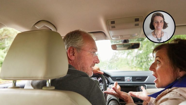 Un couple se dispute dans la voiture / portrait de Nicole Deheuvels