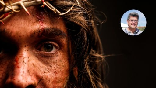 Gros plan sur un visage. On ne voit qu'un œil et une couronne d'épines. Portrait de David Nolent.