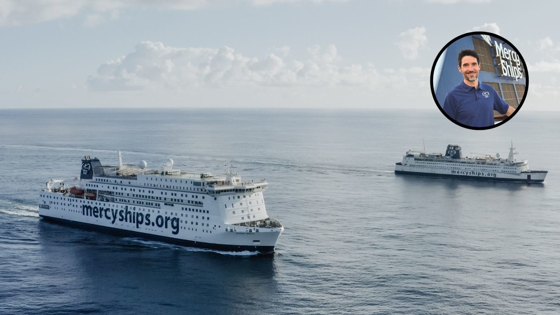 Olivier Tisseyre, nouveau directeur de Mercy Ships Suisse avec les deux navires-hôpitaux de Mercy Ships.