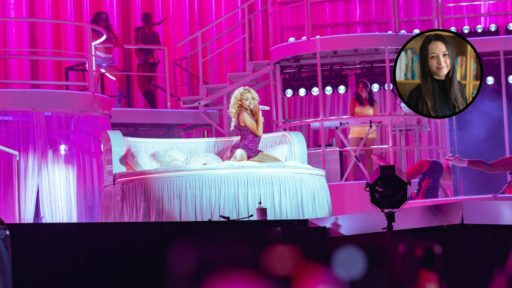 Sabrina Carpenter est dans un lit, sur scène, en tenue légère lors d'un concert. Portrait de Maude Burkhalter.