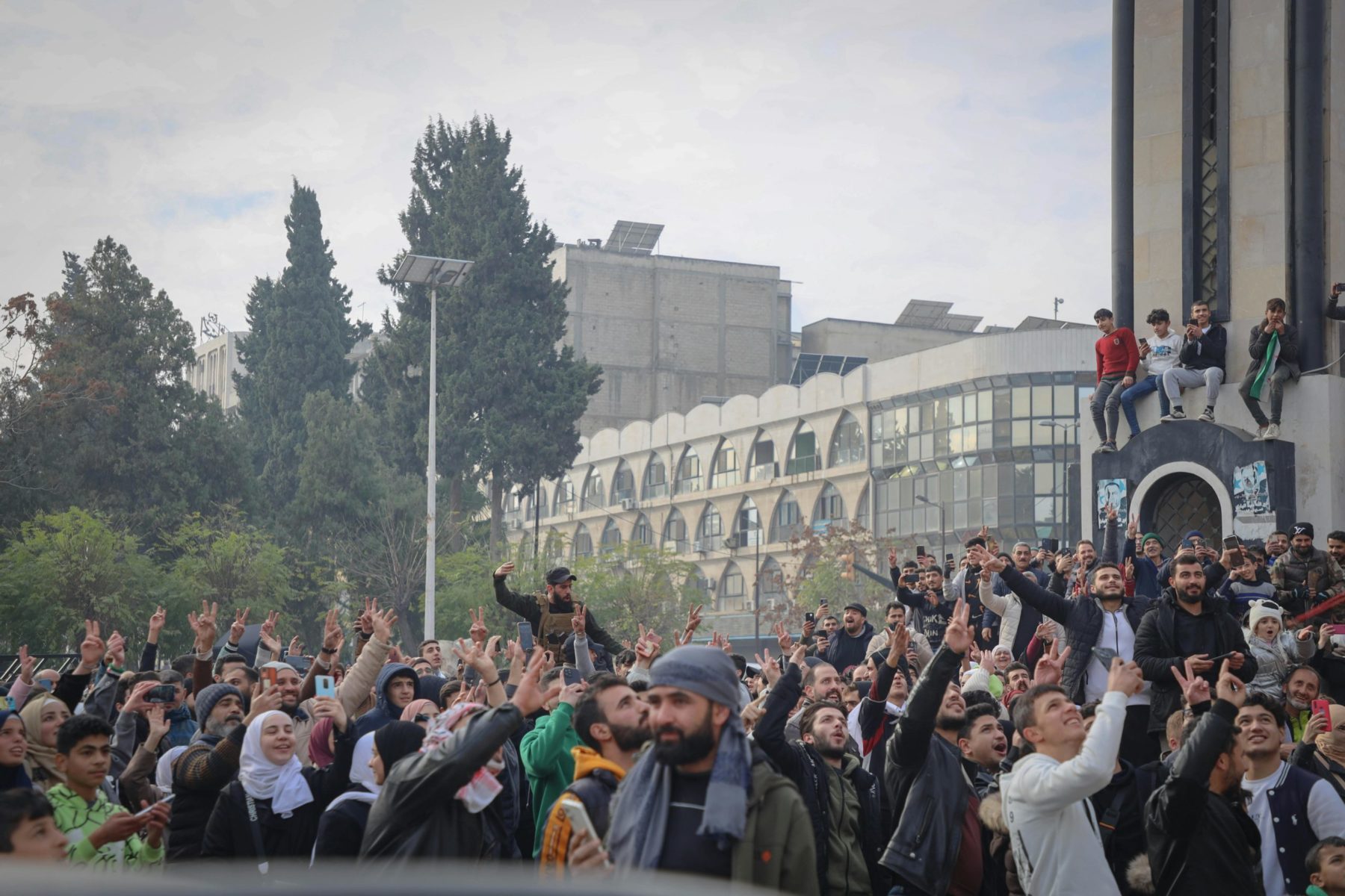 Célébrations lors de la chute du régime de Bachar Al-Assad, à Homs, en Syrie, décembre 2024.